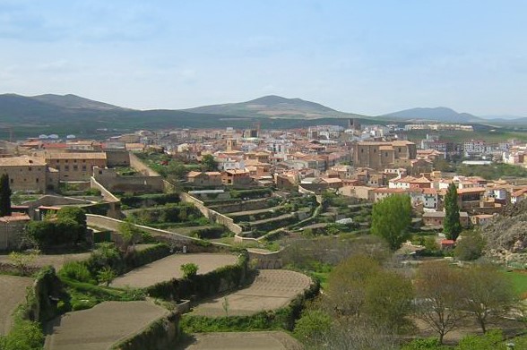Vista de un pueblo y paisaje rural español, en una zona de menos de 5.000 habitantes